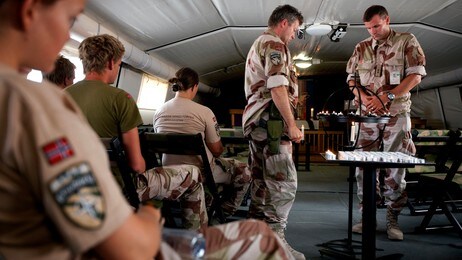 Signering av kondolanseprotokoll i Maimana (Foto: LARS MAGNE HOVTUN, FORSVARET) Signering av kondolanseprotokoll i Maimana (Foto: LARS MAGNE HOVTUN, FORSVARET)