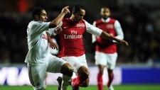 Ashley Williams og Theo Walcott (Foto: ADRIAN DENNIS/Afp) Ashley Williams og Theo Walcott (Foto: ADRIAN DENNIS/Afp)