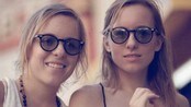 Lager trendy 3D- briller - Tvillingene Einy og Kine Paulsen gjør suksess i USA.