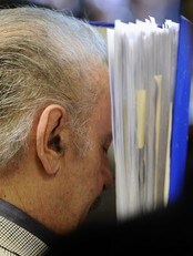 Joseph Fritzl gøymde ansiktet bak ein ringperm i retten. (Foto: Robert Jaeger/AP) Joseph Fritzl gøymde ansiktet bak ein ringperm i retten. (Foto: Robert Jaeger/AP)
