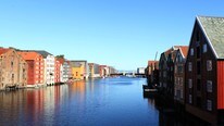 Trondheims mest fotograferte utsikt: Nidelva med byggerekka. (Foto: Arne Kristian Gansmo)