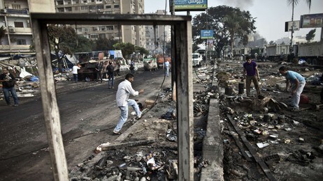Dagen derpå er det store ødeleggelser på Rabaa al-Adawiya-plassen i Kairo. (Foto: MAHMOUD KHALED/Afp) Dagen derpå er det store ødeleggelser på Rabaa al-Adawiya-plassen i Kairo. (Foto: MAHMOUD KHALED/Afp)