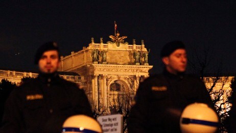 Politimenn foran Hofburg  (Foto: LEONHARD FOEGER/Reuters)