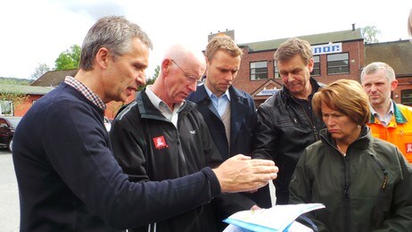 Stoltenberg og Faremo i Mjøndalen (Foto: Chetan Rastogi/NRK) Stoltenberg og Faremo i Mjøndalen (Foto: Chetan Rastogi/NRK)