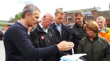 Stoltenberg og Faremo i Mjøndalen (Foto: Chetan Rastogi/NRK)