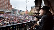 En himmel full av stjerner  - Mange, mange tusen mennesker møter opp på Youngstorget i Oslo for å synge "En himmel full av stjerner" sammen med Lillebjørn Nilsen. Det skjer etter Anders Behring Breiviks uttalelse om at sangen bidrar til å hjernevaske barn. Det er også markeringer over store deler av landet.