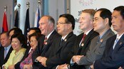 Warren Truss, Phil Goff, Pehin Dato Lim Jock Seng, Cham Prasidh, Mari Elka Pangestu, Nam Viyaketh, R (Foto: BULLIT MARQUEZ/AP)