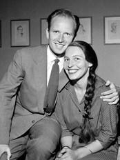Thorvald og Karin Stoltenberg i 1959 (Aftenposten) Thorvald og Karin Stoltenberg i 1959 (Aftenposten)