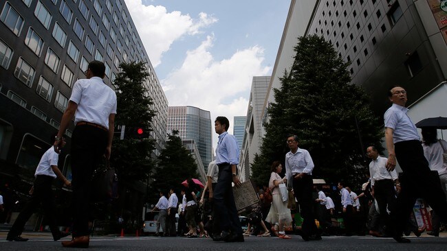 Mennesker krysser en gate i Tokyo i juli 2012 (Foto: YURIKO NAKAO/Reuters) Mennesker krysser en gate i Tokyo i juli 2012 (Foto: YURIKO NAKAO/Reuters)