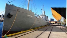 Krigsseilernes flytende minnesmerke ved Kilden kulturhus i Kristiansand. (Foto: Øyvind Arntsen/NRK) Krigsseilernes flytende minnesmerke ved Kilden kulturhus i Kristiansand. (Foto: Øyvind Arntsen/NRK)