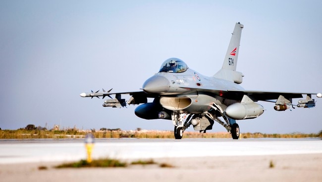 Norsk F-16 fly tilbake fra oppdrag over Libya (Foto: Lars Magne Hovtun / Forsvaret/Scanpix) Norsk F-16 fly tilbake fra oppdrag over Libya (Foto: Lars Magne Hovtun / Forsvaret/Scanpix)
