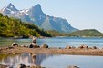Hamnestinden er til høyre, Egerdalstinden til venstre. Du går opp på ryggen mellom tindene