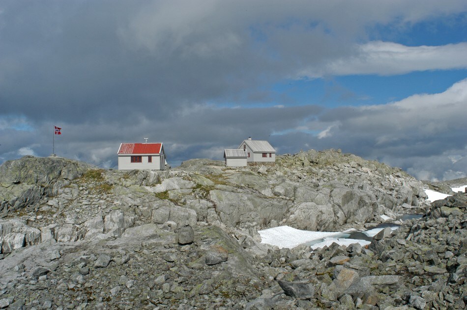 Hyttene ved Fonnabu zoomet inn fra breen.