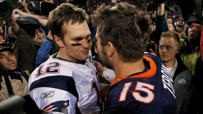 Tim Tebow og Tom Brady (Foto: RICK WILKING/Reuters)