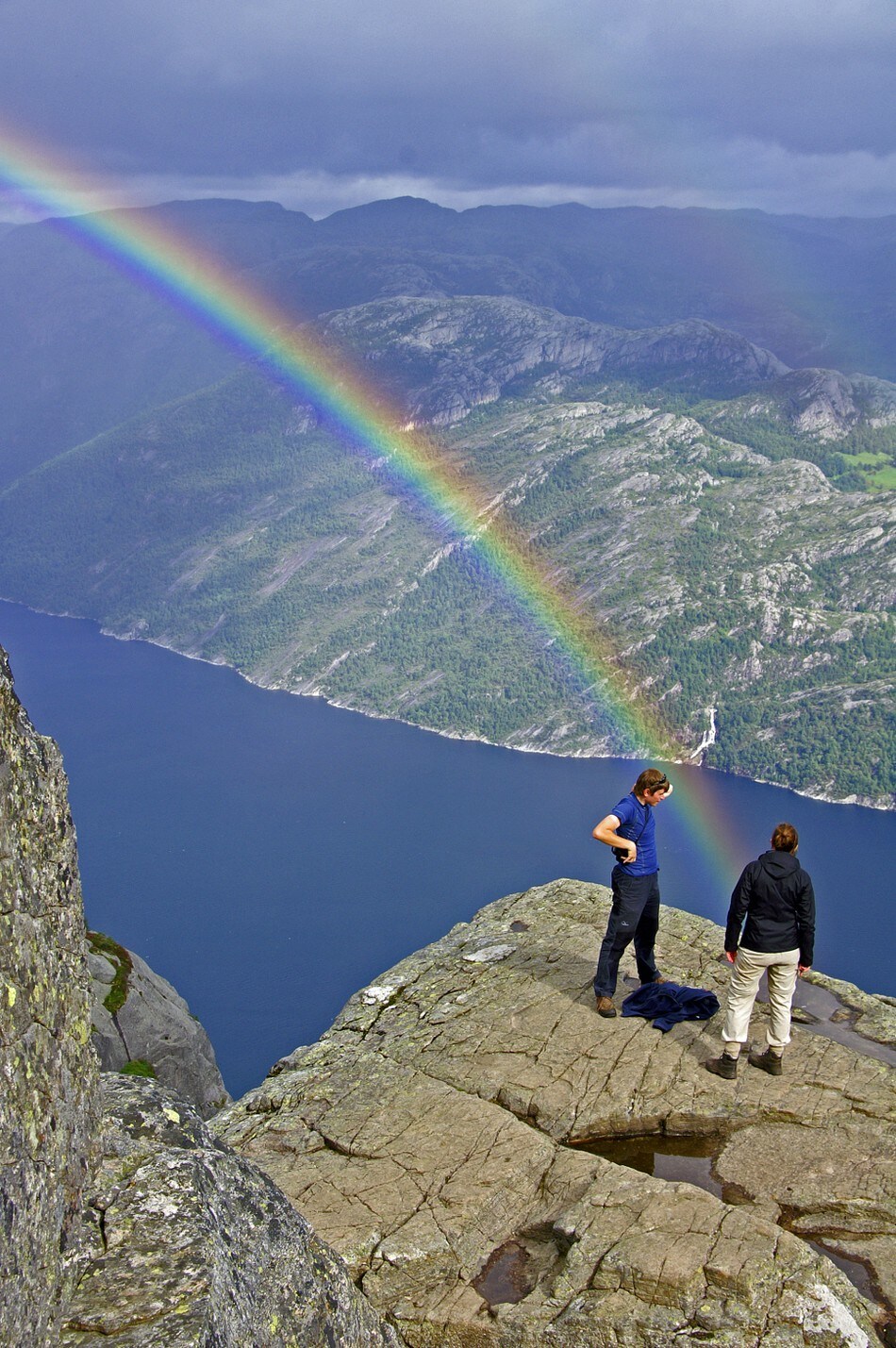 Utsikt från Preikestolen inöver Lysfjorden mot Lysbotten.