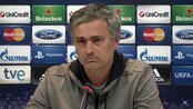 - Folk leser kun om sensasjonene, ikke fakta - Real Madrids manager Jose Mourinho holdt pressekonferanse før returkampen mot Borussia Dortmund tirsdag kveld. Tyskerne fra Dortmund har en ledelse på 4-1 etter første kamp, men Mourinho avkrefter ryktene om at han ikke lenger er ønsket som sjef i Madrid.