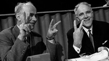 Per Borten og Trygve Bratteli etter partilederdebatten i radio og Tv (Foto: Scanpix, Foto: NTB/SCANPIX)