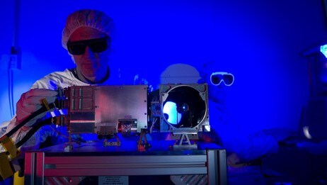 Forsker forbereder test av Curiositys ChemCam. (NASA/JPL-Caltech/LANL ) Forsker forbereder test av Curiositys ChemCam. (NASA/JPL-Caltech/LANL )