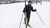 Folk vil ha smørefrie rubbeski - Mildvær og våte skiløyper har gjort det krevende å få fart på skiene. Det har ført til et rekordsalg av smørefrie ski.