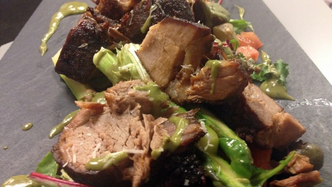 Grillet svinenakke med grillsalat og sennepsdressing