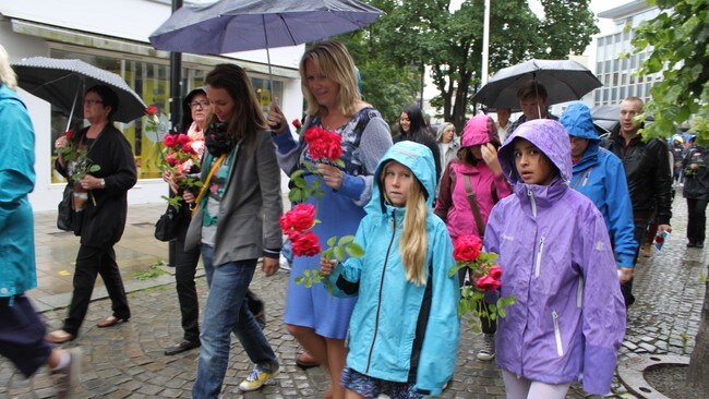 Rosetog ettårsmarkering 22. juli (Foto: Anette Strand Sletmoen/NRK) Rosetog ettårsmarkering 22. juli (Foto: Anette Strand Sletmoen/NRK)