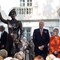 Søsknene Harald, Ragnhild og Astrid avduker statue av sin mor, kronprinsesse Märtha i Washington DC 2005.