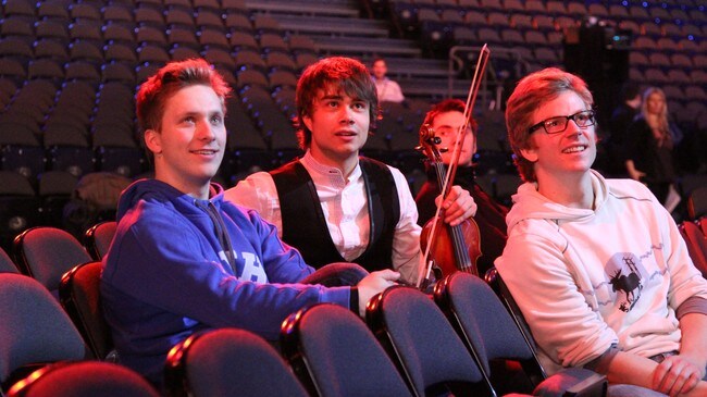 Alexander Rybak og Frikar-gutter (Foto: Hege Bakken Riise/NRK) Alexander Rybak og Frikar-gutter (Foto: Hege Bakken Riise/NRK)