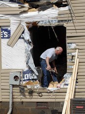 Ein mann ser på øydeleggingane på huset sitt i Huntsville i Alabama. (Foto: Eric Schultz/Ap) Ein mann ser på øydeleggingane på huset sitt i Huntsville i Alabama. (Foto: Eric Schultz/Ap)