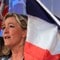Marine Le Pen synger nasjonalsangen 'Marseillaisen' med tårer i øynene under avslutningen av et valgmøte Henin-Beaumont søndag 15. april. 