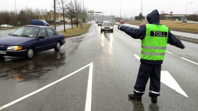 Toller vinker inn bil til kontroll (Foto: Knut Fjeldstad/Scanpix)