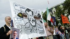 De iranske Akademikernes forbund aksjonerte mot Irans forsøk på å skaffe seg atomvåpen i 2005. (Foto: Johansen, Erik/SCANPIX) De iranske Akademikernes forbund aksjonerte mot Irans forsøk på å skaffe seg atomvåpen i 2005. (Foto: Johansen, Erik/SCANPIX)