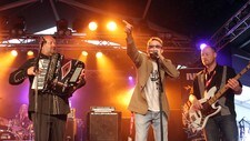 JT Lauritsen & the Buckshot Hunters med Billy Gibson under åpningen av Notodden Bluesfestival 2010 (Foto: Jørn Gjersøe/NRK) JT Lauritsen & the Buckshot Hunters med Billy Gibson under åpningen av Notodden Bluesfestival 2010 (Foto: Jørn Gjersøe/NRK)