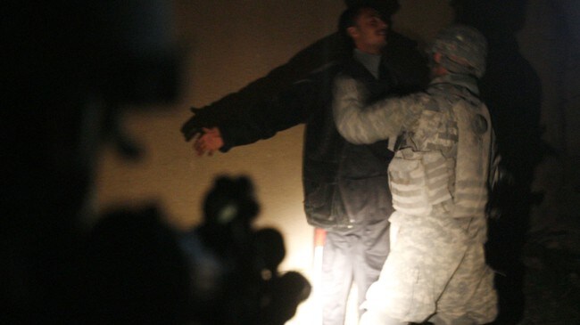 Amerikansk soldat og irakisk sivil (Foto: PATRICK BAZ/AFP)