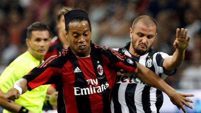 Ronaldinho og Simone pepe (Foto: GIAMPIERO SPOSITO/Reuters) Ronaldinho og Simone pepe (Foto: GIAMPIERO SPOSITO/Reuters)