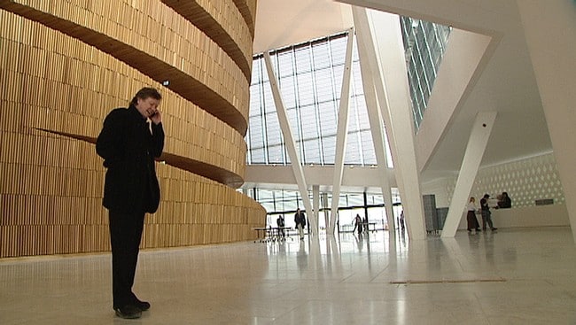 Arkitekt Kjetil Thorsen i det nye operabygget (Foto: Odd Iversen/NRK) Arkitekt Kjetil Thorsen i det nye operabygget (Foto: Odd Iversen/NRK)