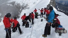 I nesten en uke har soldater fra Telemarksbataljonen lett etter ferdsskriveren som var i Hercules-fl (Foto: Forsvaret/NTB scanpix) I nesten en uke har soldater fra Telemarksbataljonen lett etter ferdsskriveren som var i Hercules-fl (Foto: Forsvaret/NTB scanpix)