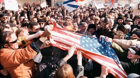 Demonstranter brenner det amerikanske flagget utenfor USAs ambassade i Moskva (Foto: MISHA JAPARIDZE/AP) Demonstranter brenner det amerikanske flagget utenfor USAs ambassade i Moskva (Foto: MISHA JAPARIDZE/AP)