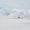 Skiløper på isen ved Tyin. Uranostind og Falketind i bakgrunnen .