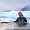Mikael Melander er glassblåser og har eget verksted i Henningsvær. Han benytter enhver ledig anledning til å surfe. I mørketiden jobber han som surfeinstruktør i Marokko.