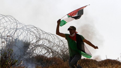 En pro-palestinsk aktivist ved Qalandiya-overgangen lørdag (Foto: MOHAMAD TOROKMAN/Reuters) En pro-palestinsk aktivist ved Qalandiya-overgangen lørdag (Foto: MOHAMAD TOROKMAN/Reuters)