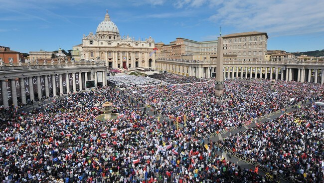 Petersplassen i Roma under saligkåringen av paven (Foto: ALBERTO PIZZOLI/Afp) Petersplassen i Roma under saligkåringen av paven (Foto: ALBERTO PIZZOLI/Afp)