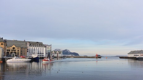 På veg til kai i Ålesund, kystfiskar. (Foto: Olaug Bjørneset/NRK) På veg til kai i Ålesund, kystfiskar. (Foto: Olaug Bjørneset/NRK)