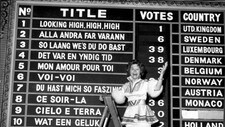 London 1960: Nora Brockstedt foran resultattavla (Foto: SCANPIX/SCANPIX) London 1960: Nora Brockstedt foran resultattavla (Foto: SCANPIX/SCANPIX)