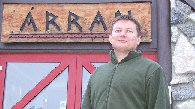 Det lulesamiske senteret Árran og Lars Andreassen stenger dørene på Samefolkets dag. (Foto: Sander Andersen/NRK) Det lulesamiske senteret Árran og Lars Andreassen stenger dørene på Samefolkets dag. (Foto: Sander Andersen/NRK)