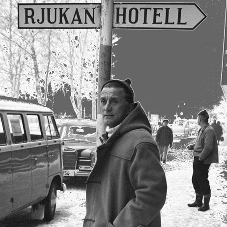 Kirk Douglas under innspillingen av 'Heroes of Telemark' i 1965 (Foto: Børretzen, Sverre A./SCANPIX) Kirk Douglas under innspillingen av 'Heroes of Telemark' i 1965 (Foto: Børretzen, Sverre A./SCANPIX)