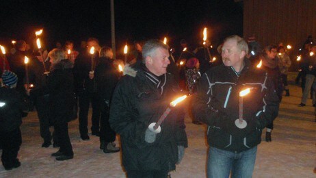 Fakkeltog i Holtålen (Foto: Kjell Arne Sommervold) Fakkeltog i Holtålen (Foto: Kjell Arne Sommervold)