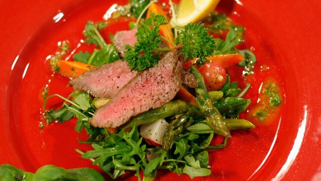 Vårsalat med lammefilet og urteaioli