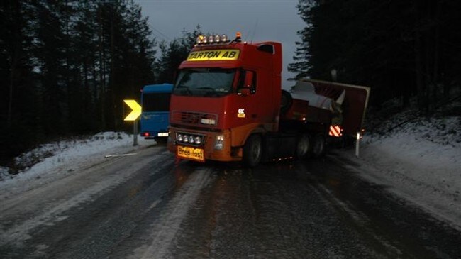 Trailer kjørte av på E16 (Foto: Rune Stenslette)
