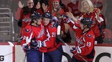 NHL/ Washington Capitals' Ovechkin celebrates a goal by Semin against New York Rangers during their NHL hockey game in Washington (Foto: MOLLY RILEY/Reuters) NHL/ Washington Capitals' Ovechkin celebrates a goal by Semin against New York Rangers during their NHL hockey game in Washington (Foto: MOLLY RILEY/Reuters)