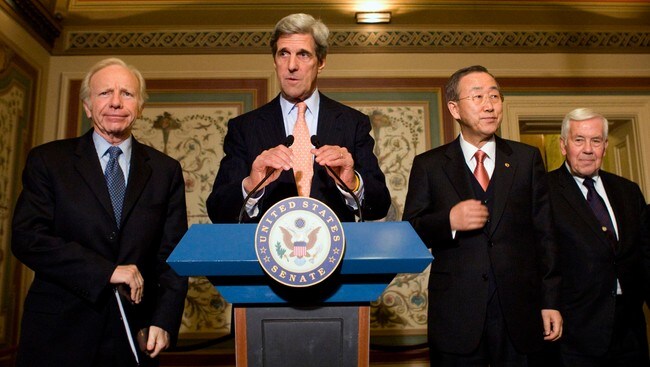 John Kerry, Ban Ki-moon, Joe Lieberman og Richard Lugar (Foto: Molly Riley/Scanpix/Reuters) John Kerry, Ban Ki-moon, Joe Lieberman og Richard Lugar (Foto: Molly Riley/Scanpix/Reuters)